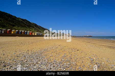 Cromer am Meer mit bunten Strandhäuschen über Meer Wand Stockfoto