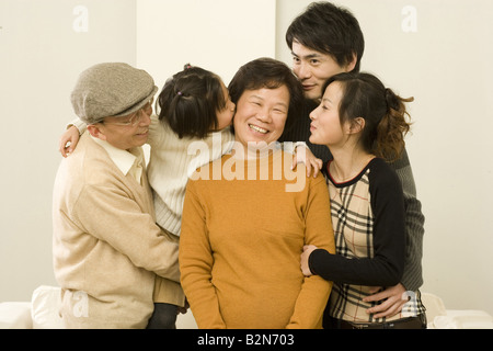 Enkelin Großmutter mit Familie auf der Suche auf küssen Stockfoto