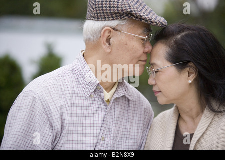 Nahaufnahme eines älteren Mannes küssen eine ältere Frau Stockfoto