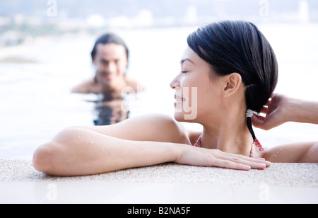 Junge Frau lächelnd in ein Schwimmbad, Phuket, Thailand Stockfoto