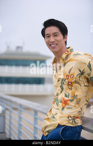 Porträt eines jungen Mannes, lächelnd, Huntington Beach, Kalifornien, USA Stockfoto