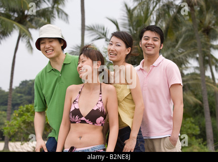 Zwei Paare zusammen stehen und lachen Stockfoto