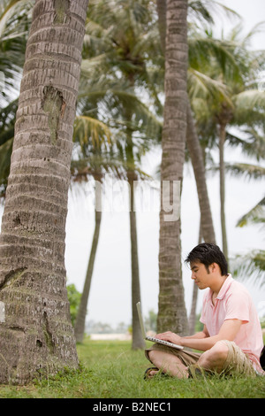 Seitenansicht eines jungen Mannes mit einem laptop Stockfoto