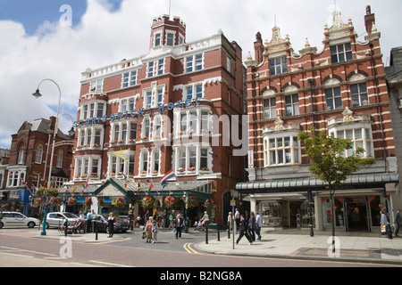 Southport Merseyside England UK Juli zwei attraktiven roten Backsteingebäuden auf Lord Street Gehäuse eines Hotels und Geschäfte Stockfoto