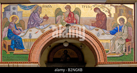 Agios Nikolaos, Kreta, Griechenland. Kirche Hagia Trias (Heilige Dreifaltigkeit). Mosaik an Fassade Stockfoto