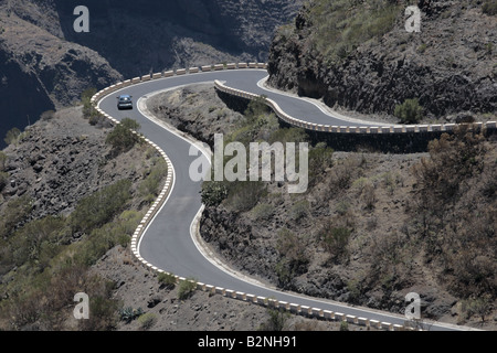 Eine dramatische Spitzkehre auf der Straße hinauf durch die Masca-Schlucht Stockfoto