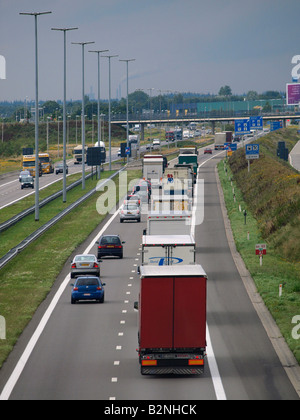 Langen Reihe von LKW der Straßenfahrt A16 E19 aus Antwerpen in die Niederlande Hazeldonk niederländischen belgische Grenze Stockfoto