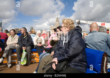 Liverpool Merseyside England UK Juli Passagiere an Bord eines der Mersey Ferries Stockfoto