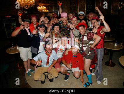 Porträt der jungen Männer feiern eine Party in einer Bar, Prag, Tschechische Republik Stockfoto