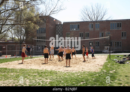 Gruppe von Studenten, Volleyball spielen, auf dem Campus der Princeton University mit Dodge-Osborn Halle im Hintergrund. Princeton University Stockfoto