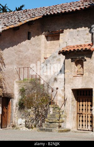 Aussen Treppe zum Turm Südseite der Basilika San Carlos Borromeo de Carmelo Mission Carmel Kalifornien Stockfoto