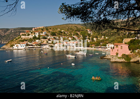Blick hinunter auf den Hafen und das Dorf Assos in nördlichen Cephallonia Griechenland Stockfoto