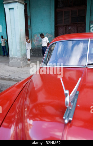 Mit Blick auf eine geflügelte Haube Maskottchen von einem alten amerikanischen Oldtimer gegenüber Menschen auf dem Bürgersteig in La Habana Vieja Havanna Kuba Stockfoto