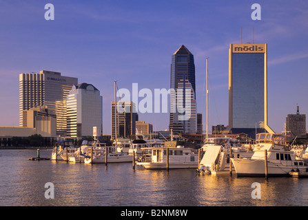 Innenstadt über St. Johns River gesehen von Southbank Riverwalk bei Sonnenuntergang Jacksonville Florida USA Stockfoto