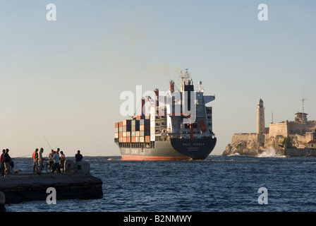 FRACHTSCHIFF VERLÄSST DIE HAFEN VON HAVANNA-KUBA MIT EXPORTGÜTERN WÄHREND DER ZEIT DES HANDELSEMBARGOS Stockfoto