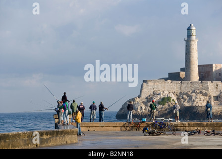 Männer, die gegenüber den Leuchtturm am Morro Castle Havanna Kuba Angeln Stockfoto