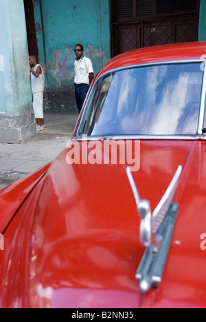 Mit Blick auf eine geflügelte Haube Maskottchen von einem alten amerikanischen Oldtimer gegenüber Menschen auf dem Bürgersteig in La Habana Vieja Havanna Kuba Stockfoto