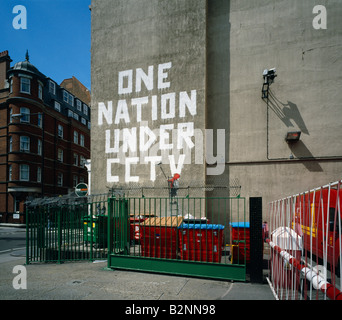 Politische Graffiti von Guerilla-Künstler Banksy. Newman Street, London, England, Vereinigtes Königreich. Stockfoto