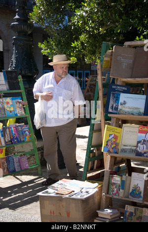 Mann Suche gebrauchte Bücher zum Verkauf an einen Buchmarkt am Plaza De Armas in La Habana Vieja Havanna Kuba Stockfoto