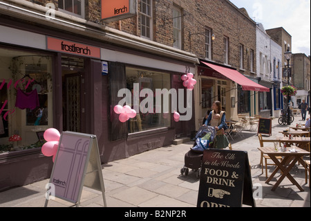 Cafés und Geschäfte in Camden Passage Islington N1 London Vereinigtes Königreich Stockfoto