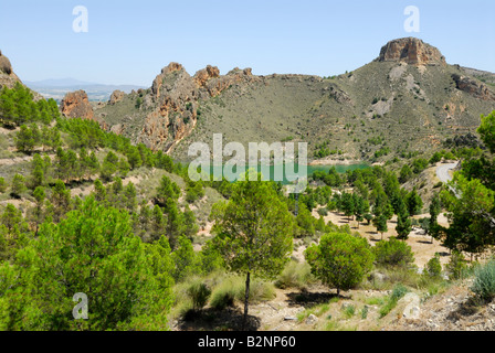 Blick von der Straße oberhalb des Sees am Embalse Del Carcabo. Segura-Fluss, Regionalpark, Murcia, Spanien Stockfoto