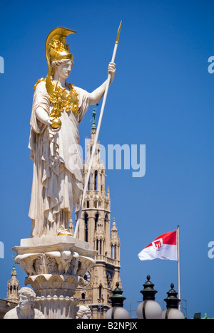 Statue der Athena außerhalb Vienna Parlamentsgebäude Stockfoto