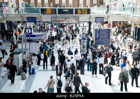 Pendler am Bahnhof Liverpool Street, London Stockfoto