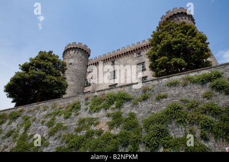 Die Burg von Bracciano vom Hauptplatz entfernt, in Mittelitalien Stockfoto