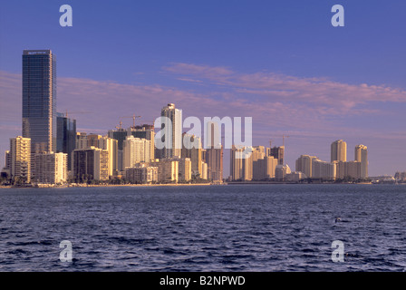 Die Skyline der Innenstadt von Miami über die Biscayne Bay von Rickenbacker Causeway Florida USA Stockfoto