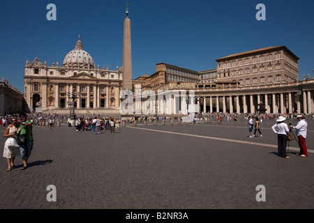 Ein Blick auf den Petersplatz (Piazza San Pietro) dabei, sich ein paar ein Foto und ein anderes Paar Blick auf eine Kamera, in Rom Stockfoto