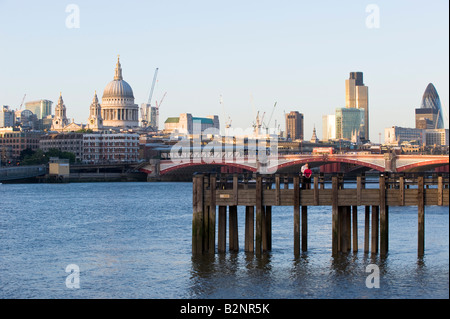 Blackfriers Brücke über die Themse und die Skyline der City of London gesehen von Southbank London Vereinigtes Königreich Stockfoto