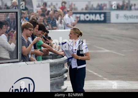 Vicky-Butler-Henderson interviewt das Publikum bei den BMW Sauber F1 Pit Lane Park im Trafford Centre in Manchester Stockfoto