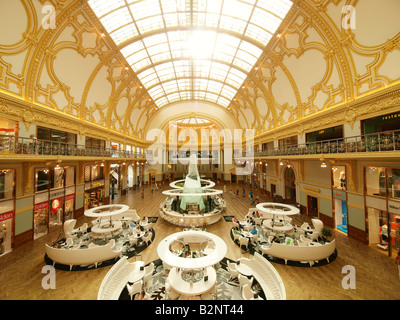 Das komplett renovierte Stadsfeestzaal in Antwerpen Belgien ist jetzt die Haupthalle einer Luxus-Shopping-Mall Stockfoto