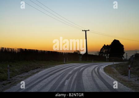 Icy-Straße im Morgengrauen in der Nähe von Stratford Taranaki Nordinsel Neuseeland Stockfoto