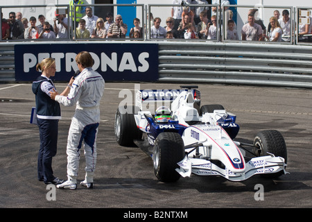 Augusto Farfus werden Interviewd von Vicky Butler Henderson bei BMW Sauber Pit Lane Park Stockfoto