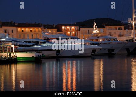 Luxus-Yachten im Hafen von Saint Tropez, Frankreich Stockfoto