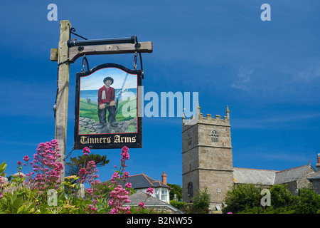 Tinners Arms Pub Schild und Dorfkirche in Zennor in der Nähe von St Ives Cornwall West Country England UK United Kingdom GB Great Britain Stockfoto