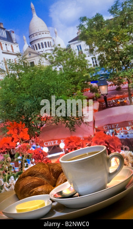 Paris kontinentales Frühstück mit Kaffee und Croissant, durch Fenster mit Blick auf la Place du Tertre, Montmartre, Paris, Frankreich Stockfoto