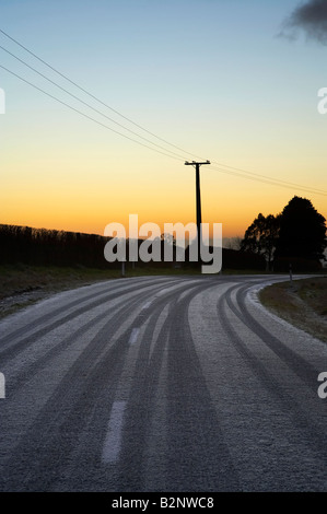 Icy-Straße im Morgengrauen in der Nähe von Stratford Taranaki Nordinsel Neuseeland Stockfoto