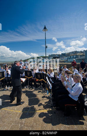 Camborne Jugend Brass Band spielen im Hafen Hafen im Sommer St Ives Cornwall England GB Großbritannien UK United Kingdom Stockfoto