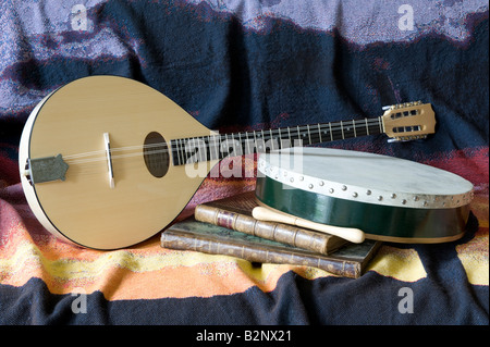 Irische Bouzouki mit alten irischen und schottischen Musikbücher, Bodhran Handtrommel und ZIPIN Drum Beater Stockfoto