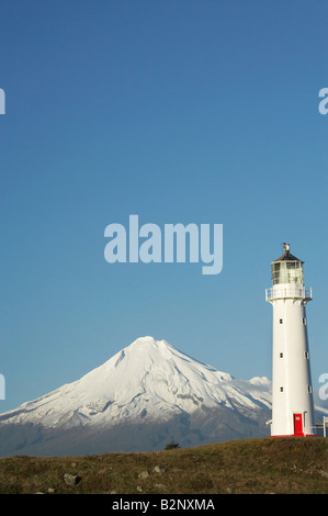 Leuchtturm Cape Egmont und Mt Taranaki Mt Egmont Taranaki Nordinsel Neuseeland Stockfoto