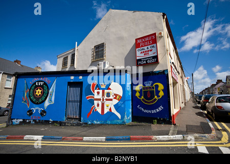 Wandmalereien in der Bond Street, Waterside, Londonderry, der union Flaggen, Loyalist Prisoners Of War und Ulster Defence Association Stockfoto