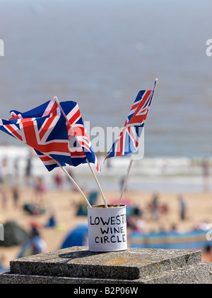 Kleine UNION JACK Fahnen schwenkten IN Brise an LOWESTOFT mit Strand und Meer hinter, SUFFOLK ENGLAND GROSSBRITANNIEN Stockfoto
