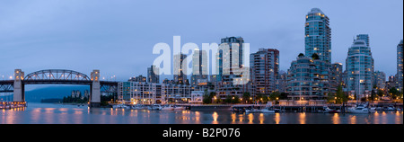 Die Skyline von Downtown Vancouver BC Kanada auf False Creek in der Abenddämmerung von Granville Island gesehen. Stockfoto