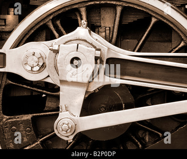 Eine Nahaufnahme eines Dampf-Lokomotiven-Rad und die Kurbelwelle in Sepia. Stockfoto