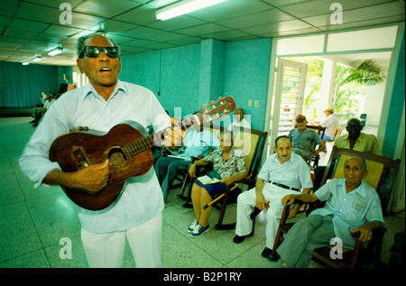 Älterer Mann singt mit einer Gitarre in einem Alter Altersheim, in der Nähe von Havanna, Kuba Stockfoto