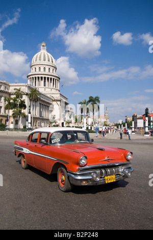 Alte amerikanische Oldtimer vor dem Capitolio in La Habana Vieja Havanna Kuba Stockfoto