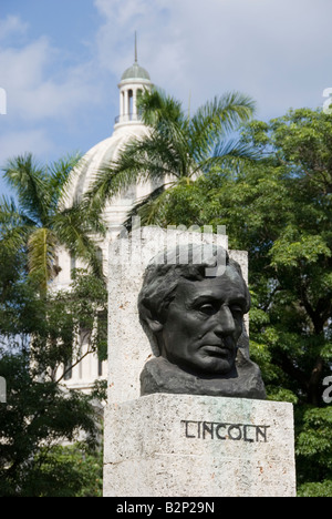 Büste des amerikanischen Präsidenten Abraham Lincoln mit der Kuppel des Capitolio im Hintergrund in La Havanna Vieja Kuba Stockfoto