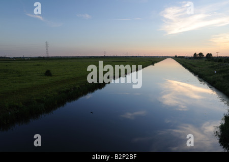 Nene-Fluss neben der Nene Weg Straße zwischen Peterborough und Whittlesey.  Shanks Millennium Bridge auf das grüne Rad entnommen Stockfoto